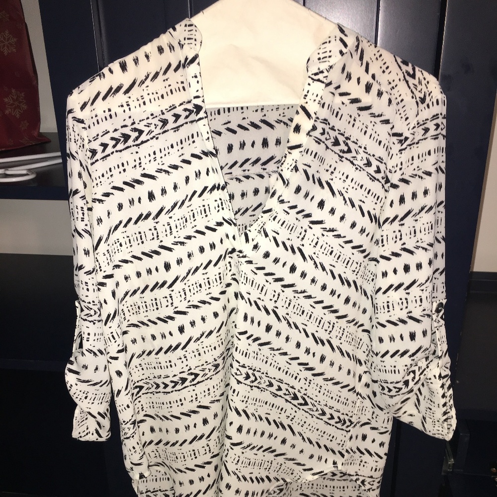 Print white/black blouse by Lush, Size XS